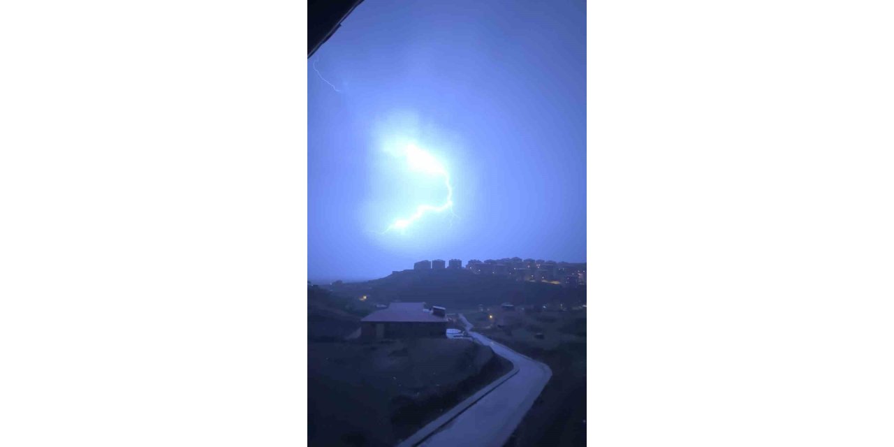 Yüksekova’da şimşekler görsel şölen sundu