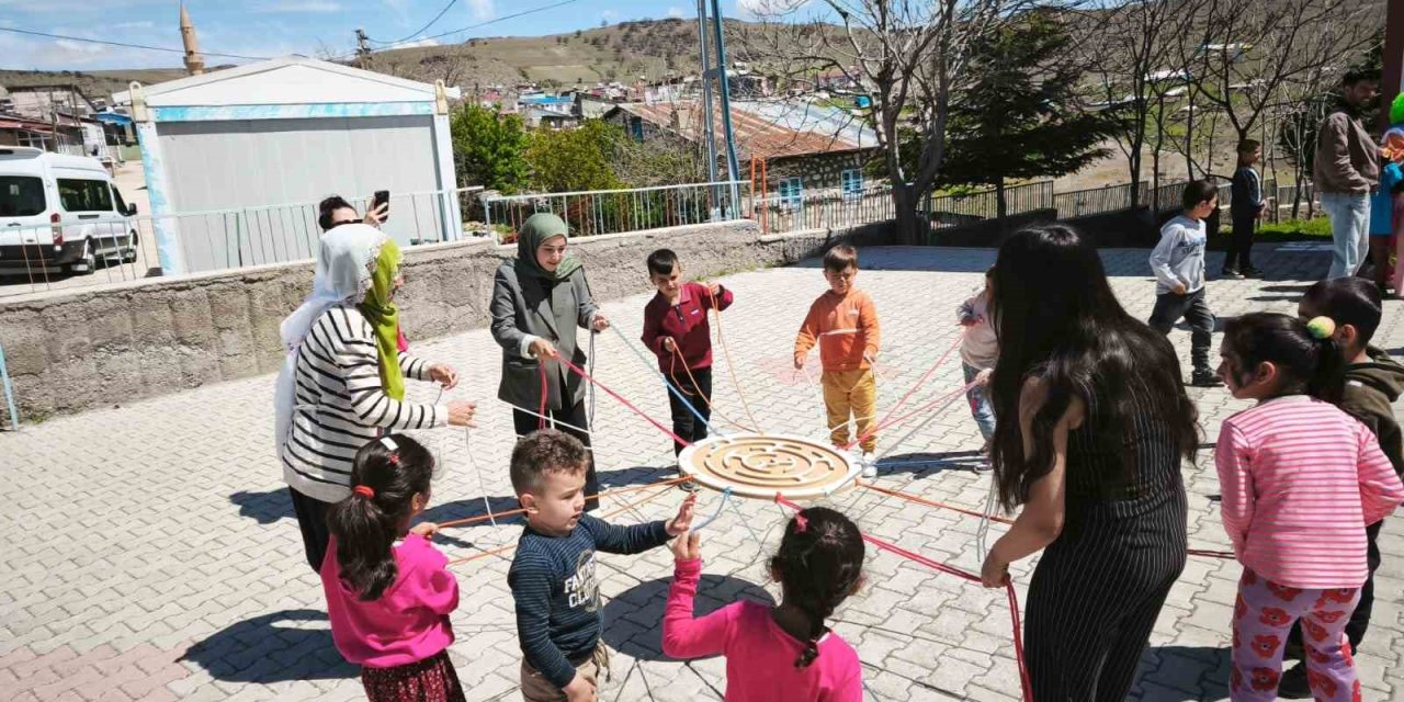 Koruma altındaki çocuklar ile köy okulu öğrencileri arasında şölen tadında etkinlik