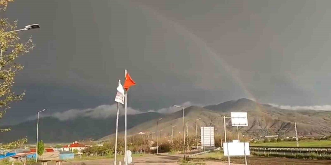 Elazığ’da gökkuşağı görenleri mest etti