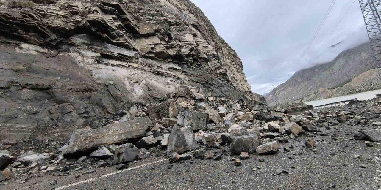 Erzurum-Artvin kara yolunda heyelan