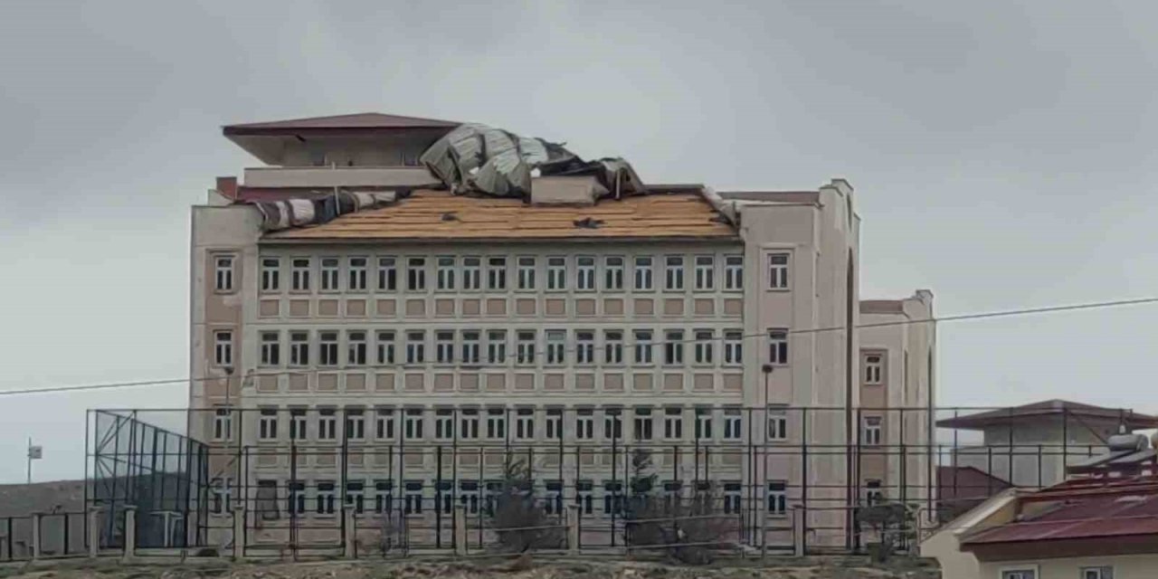 Van’da şiddetli fırtına: Çatılar uçtu