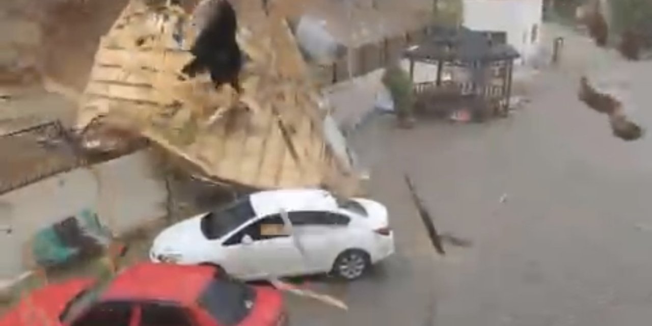 Elazığ’da fırtınadan uçan çatı araçların yanına düştü