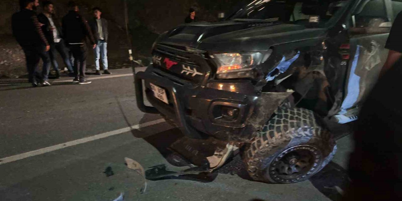 Hakkari’de iki araç kafa kafaya çarpıştı: 8 yaralı