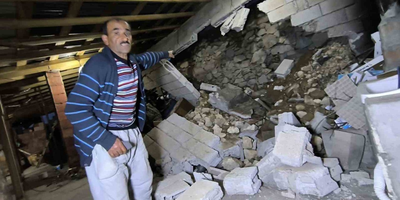 Kaya parçaları evin çatı katını yıktı