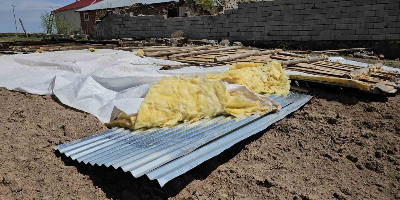 Adilcevaz’da fırtına çatıları uçurdu