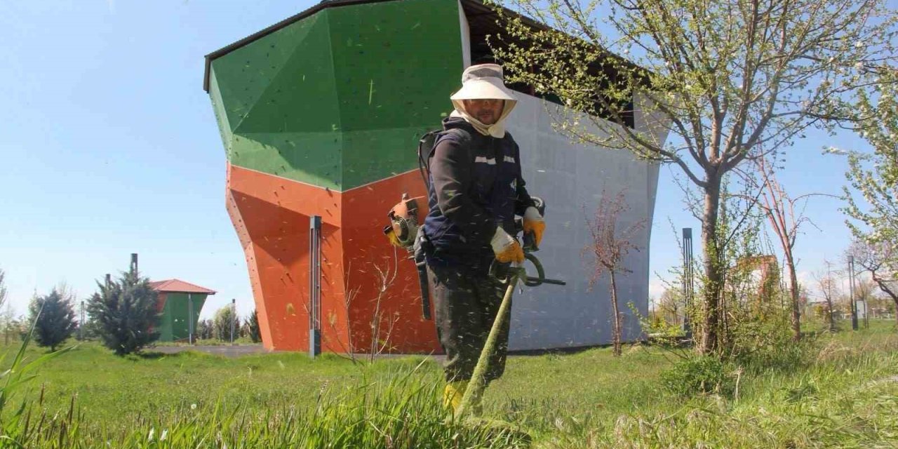 Van Büyükşehir Belediyesi parklarda çalışma başlattı