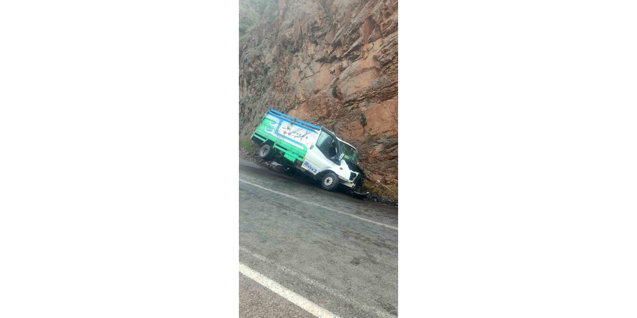 Kontrolden çıkan kamyonet kayalığa çarptı: 1 ölü, 1 yaralı