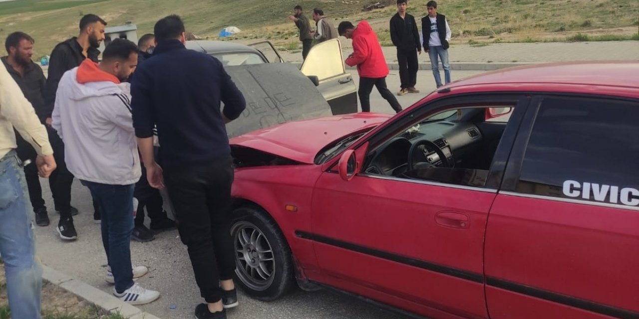 Van’da iki otomobil kafa kafaya çarpıştı: 1 yaralı