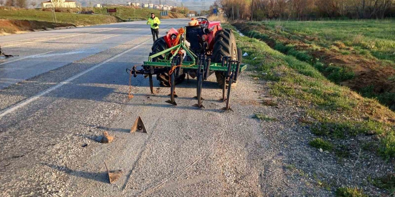 Traktöre arkadan çarpan otomobilde sürücü yaralandı