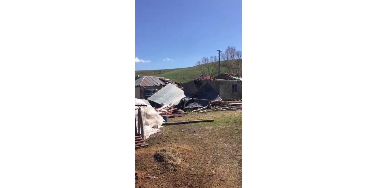 Tekman’da hortumda binaların çatıları uçtu