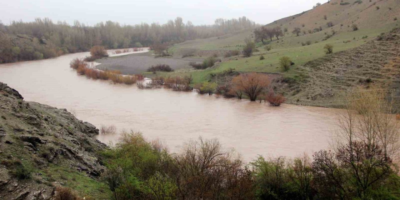 Erzincan’da Karasu ve Fırat Nehri’nin debisi arttı