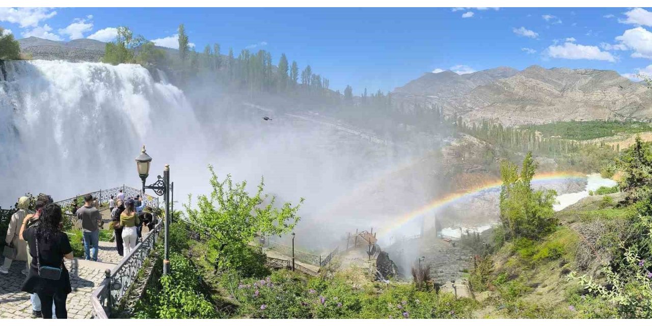 Tortum şelalesi coştu