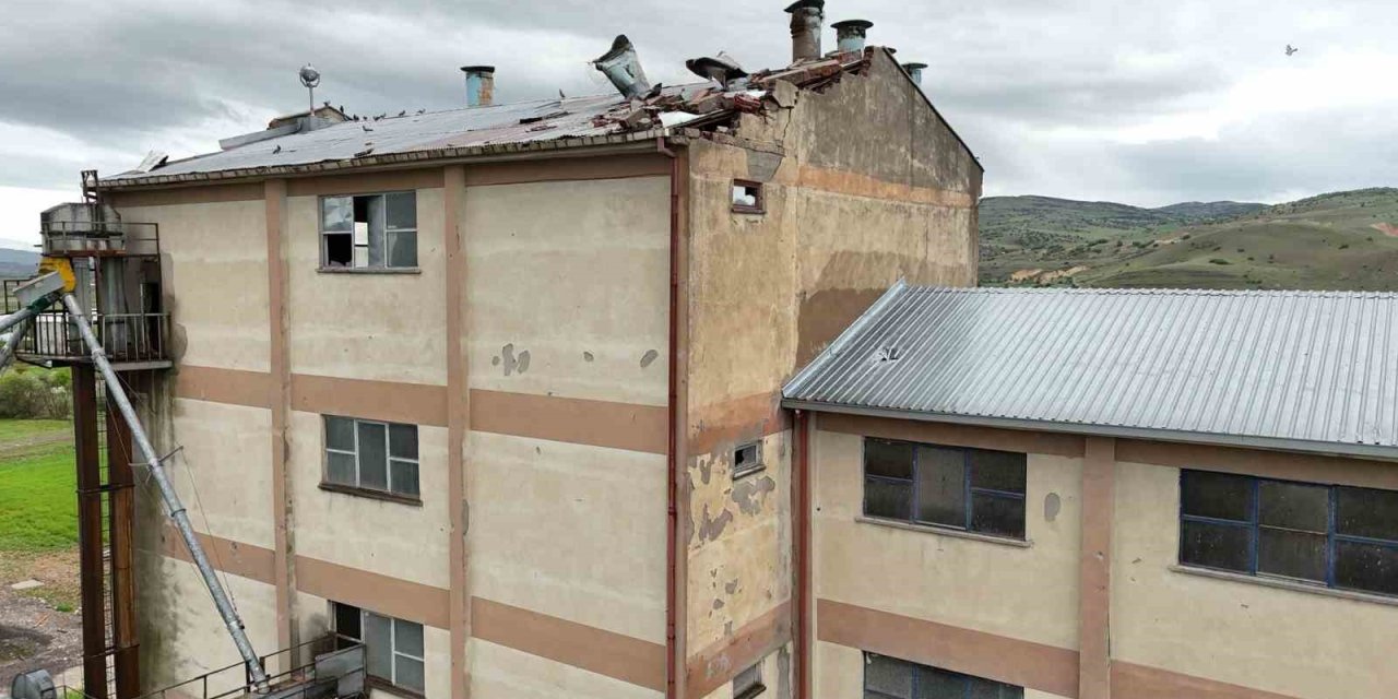 Tunceli’nin tek un fabrikası, fırtınadan ciddi zarar gördü