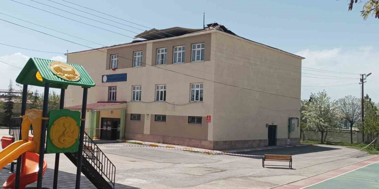 Van’da fırtına okulun çatısını uçurdu