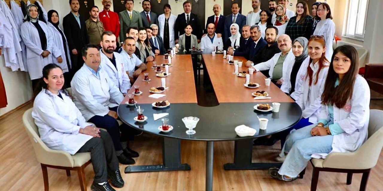 Vali Aydoğdu Gül-Celal Toraman Mesleki ve Teknik Anadolu Lisesi öğretmenleriyle bir araya geldi