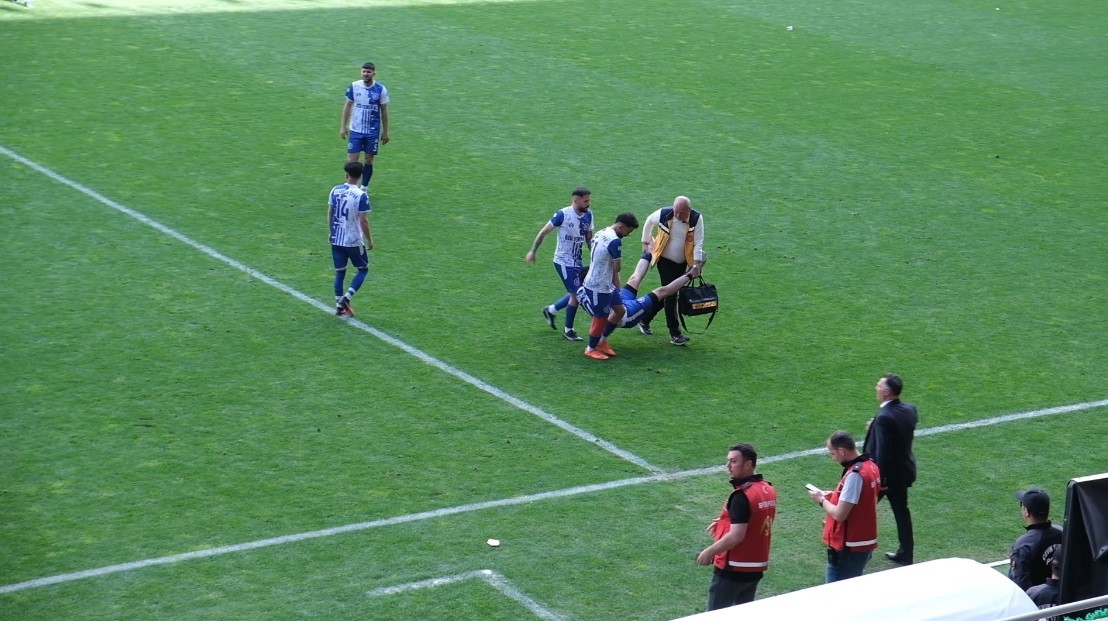 Sedye olmayınca sakatlanan futbolcu karga tulumba saha kenarına taşındı
