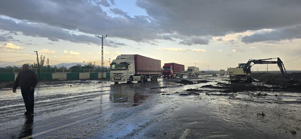 Iğdır’da sel hayatı olumsuz etkiledi