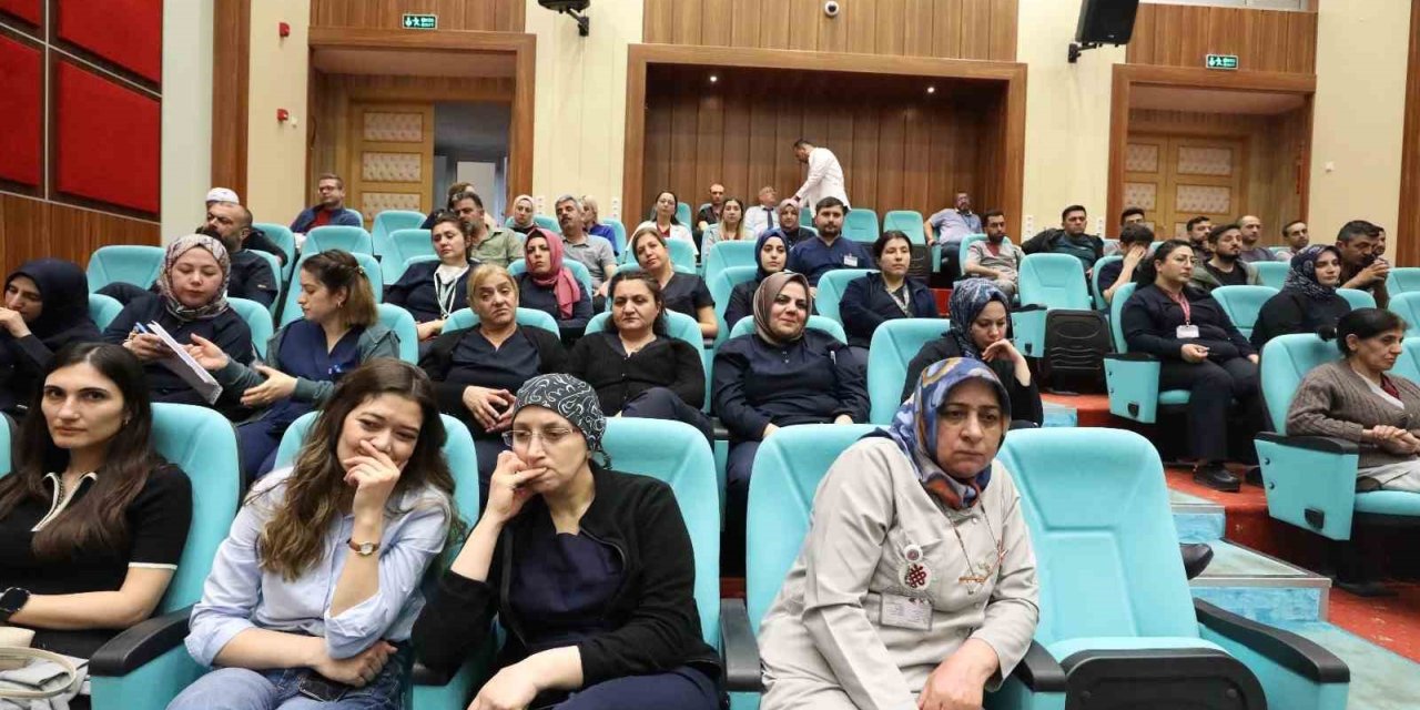 Elazığ’da hastane çalışanlarına Afet Farkındalık Eğitimi verildi