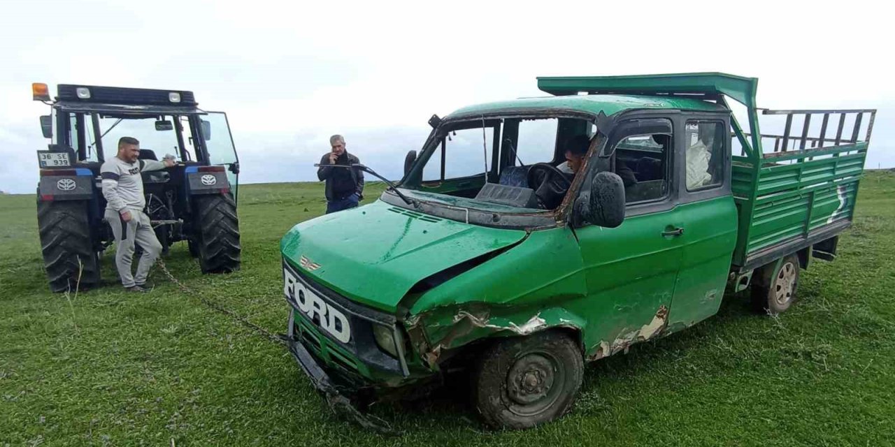 Kars’ta kamyonet dereye uçtu