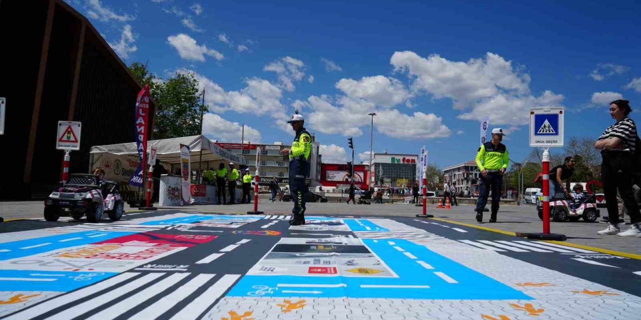 Erzincan’da uygulamalı trafik eğitimi verildi