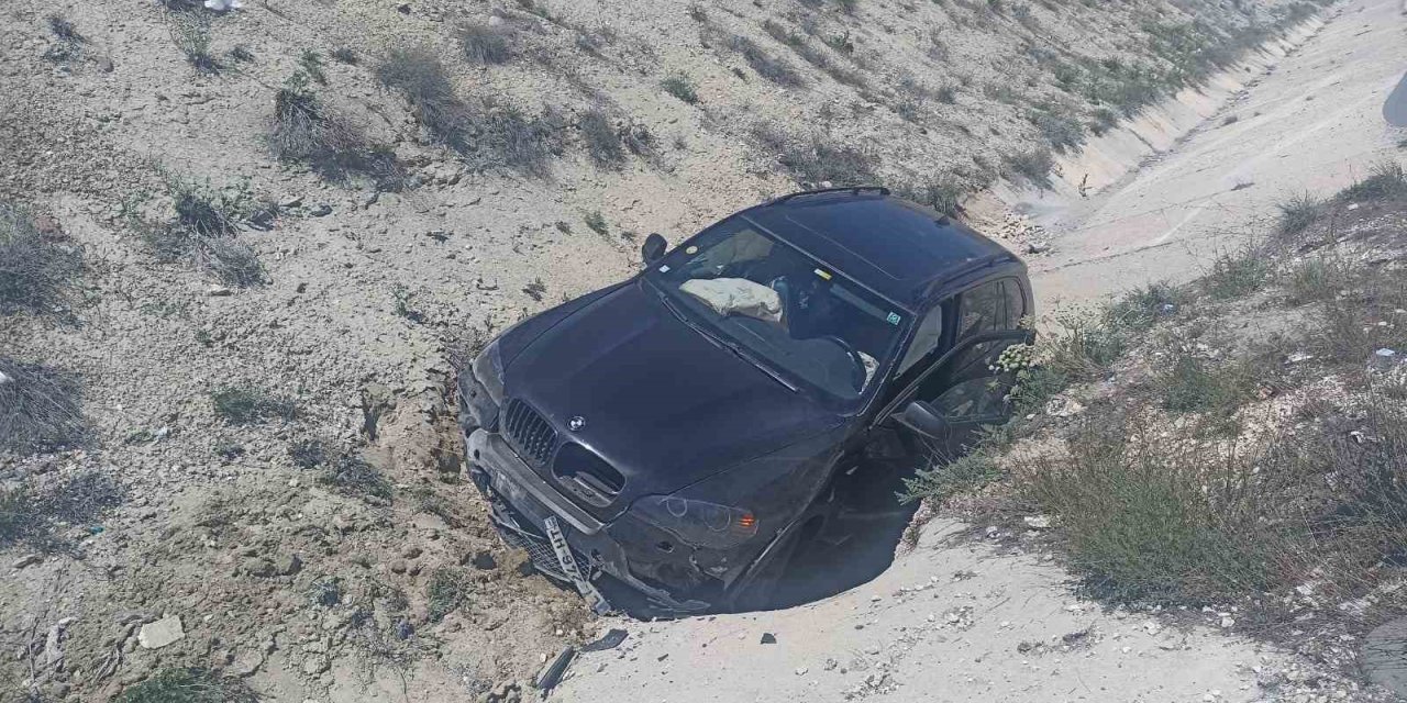 Darende’de araç yol kenarına devrildi: 1 yaralı