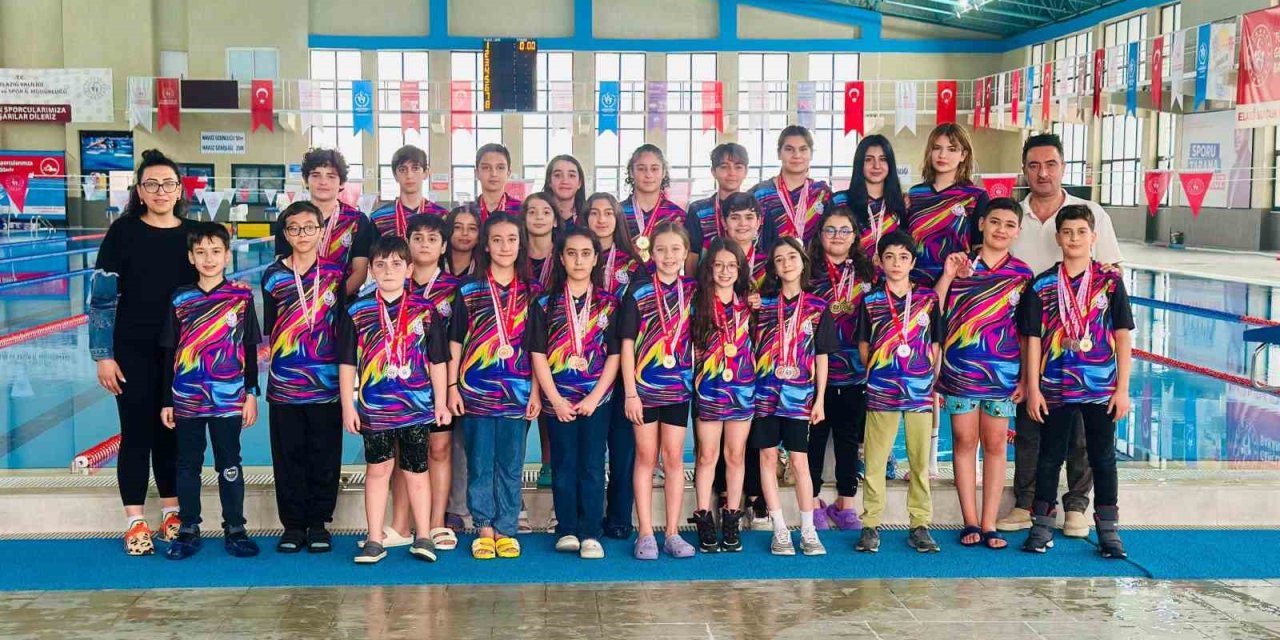 Elazığ’da 87 sporcu şampiyonluk için kulaç attı