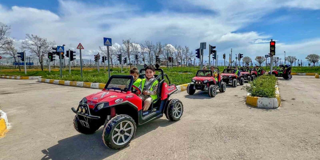 Van Büyükşehir Belediyesinden öğrencilere trafik eğitimi