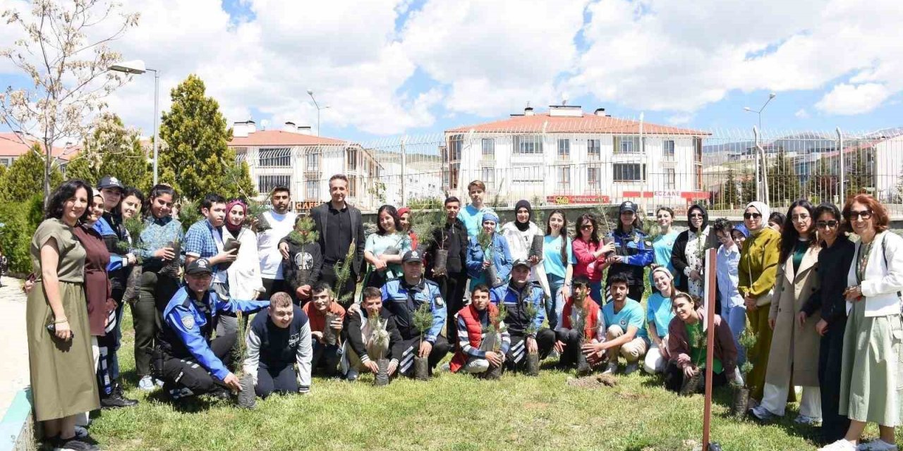 Polislerle öğrenciler fidanları toprakla buluşturdu
