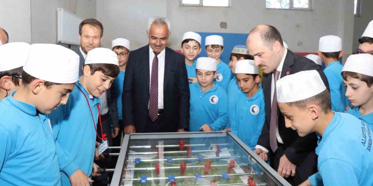 Kuran Kursu öğrencilerine oyun grubu hediye etti