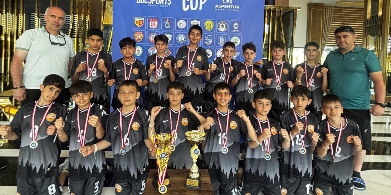 Yıldızkent Spor çifte kupa ile döndü