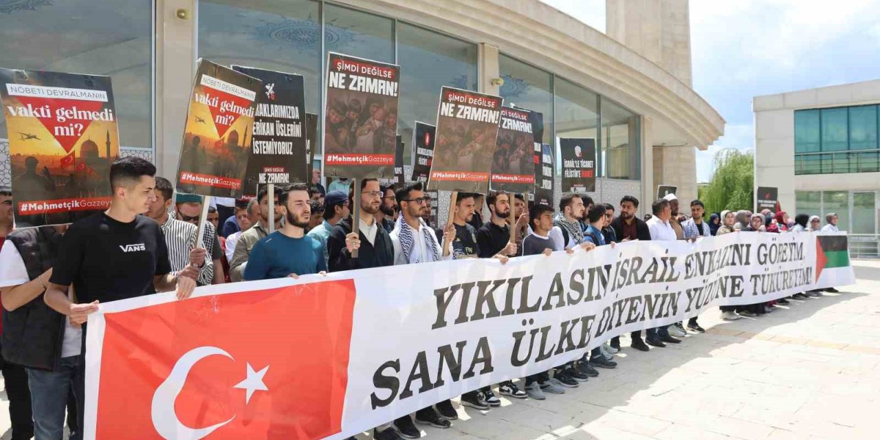 Elazığ’da üniversite öğrencileri Gazze için yürüdü