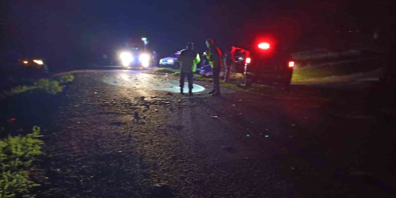 Kars’ta 2 hafif ticari araç çarpıştı: 1 ölü, 4 yaralı