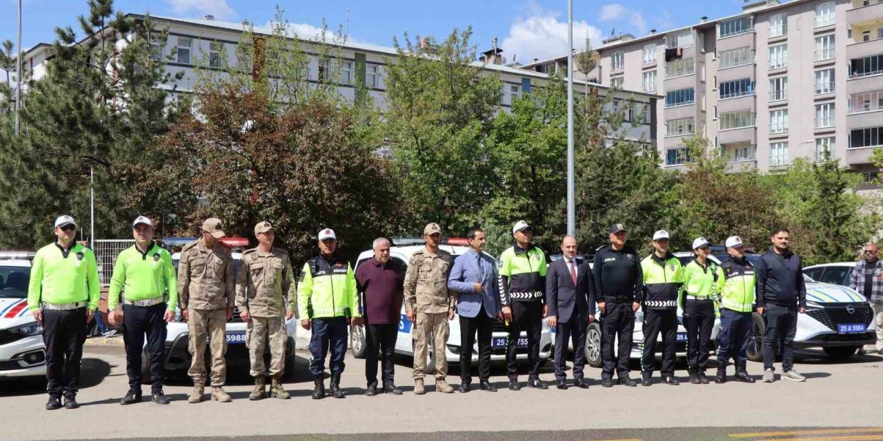 Sürücülere çikolata ve kolonya ikramlı trafik denetimi