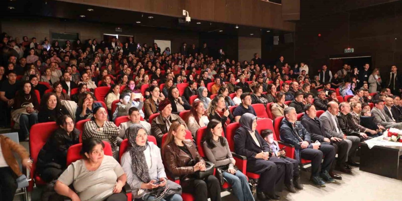 Kars’ta ‘Otogargara’ oyununa yoğun ilgi
