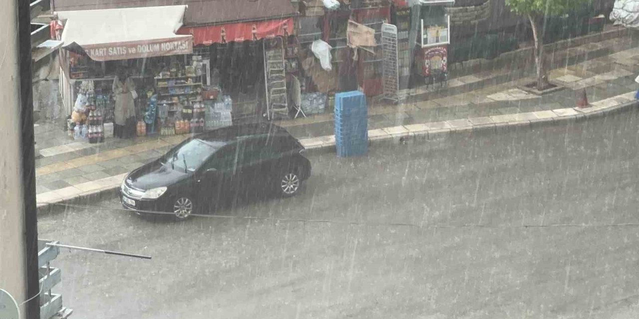 Elazığ’da dolu ve sağanak etkili oldu