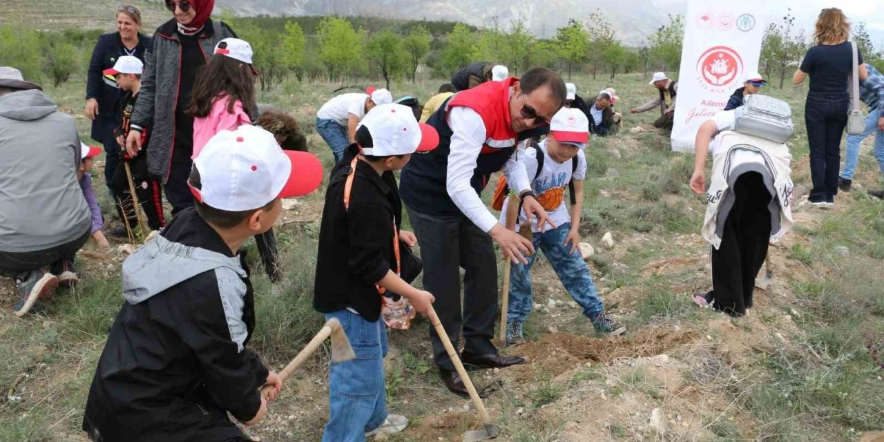 Öğrenciler fidanları toprakla buluşturdu