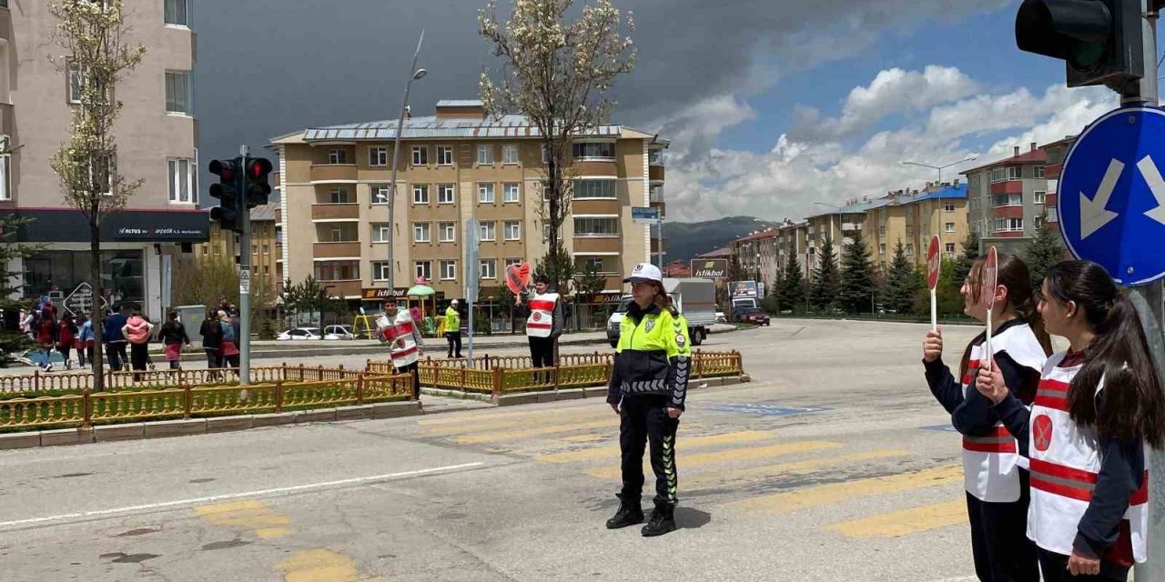 Öğrencilerden trafikte farkındalık uygulaması