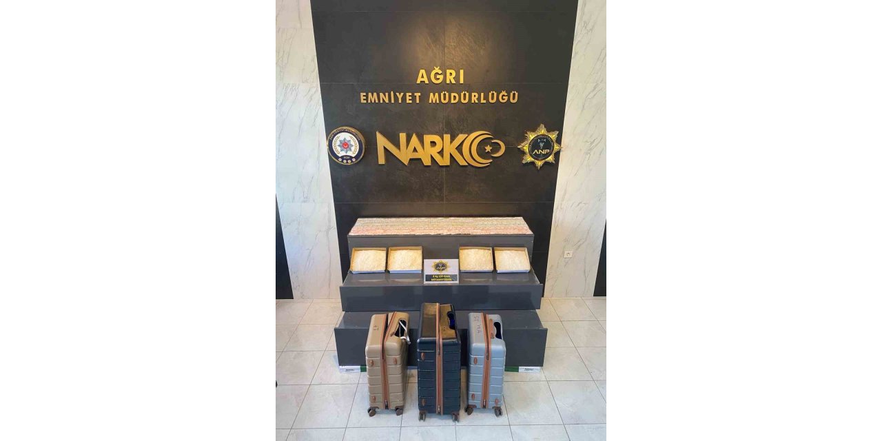 Valiz tabanına zulalanmış 8 kilo metamfetaminle yakalandılar