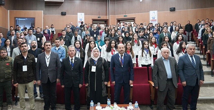 Fen Lisesi Öğrencileri ETÜ’de düzenlenen sempozyumda buluştu