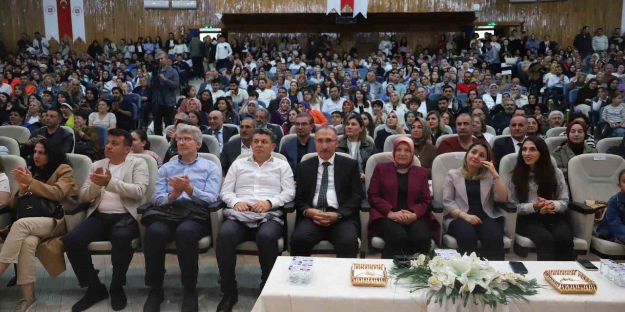 FÜ’de akademisyenler korosu sergilendi