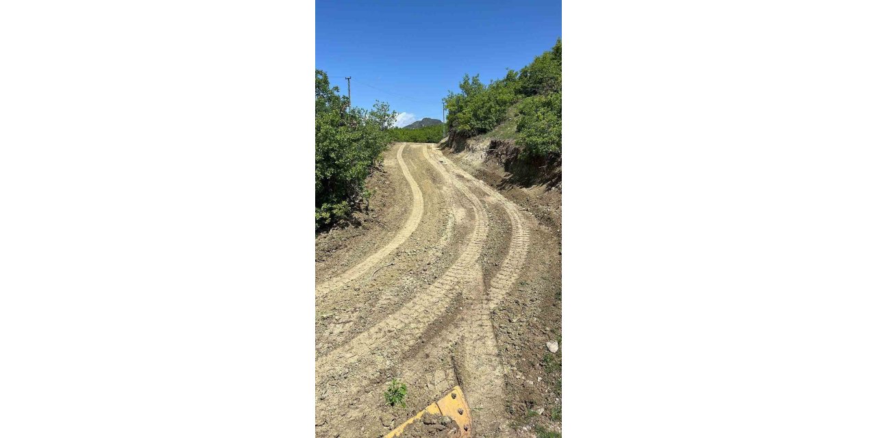 Yağışlardan dolayı  zarar gören köy yollarında çalışmalar sürüyor