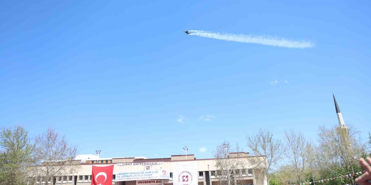 Elazığ’da SOLOTÜRK gösterisi nefes kesti