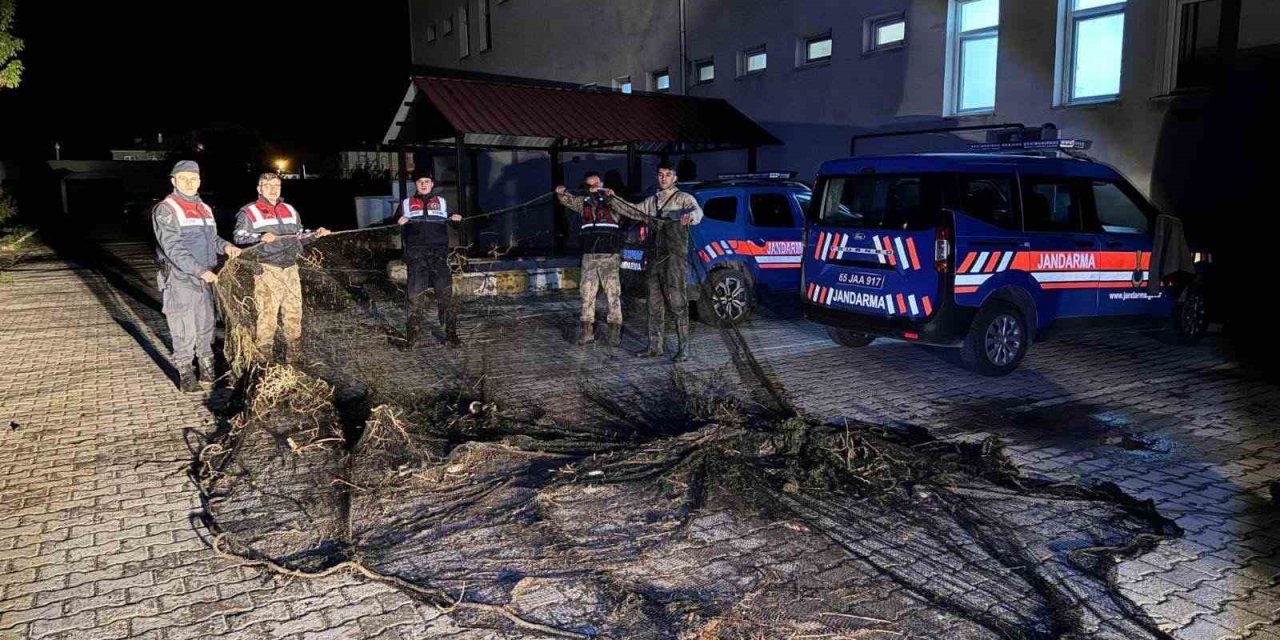 Van’da ele geçirilen 1 ton canlı balık suya bırakıldı