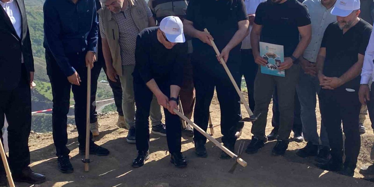 Vali Hatipoğlu, 3 bin yıllık tarihi Palu Kalesi için ilk kazmayı vurdu