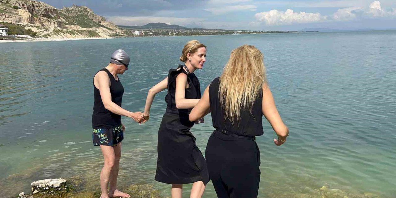 Oyuncu Wilma Elles ve Tuşba Özay Van Gölü’ne girdi
