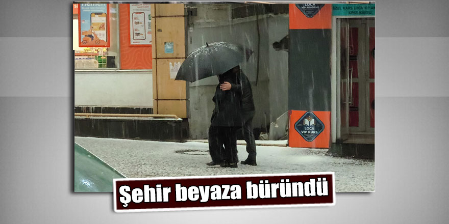 Kars’ta dolu yağışı kent merkezini beyaza bürüdü