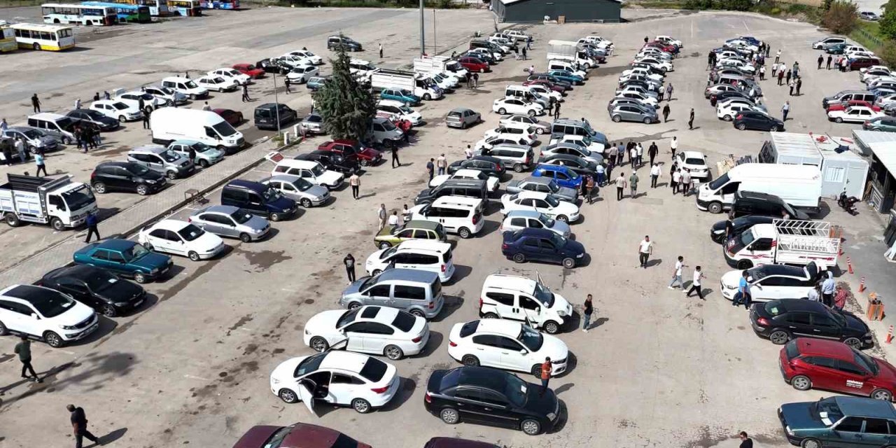 Malatya Açık Oto Pazarı’nda satıcı da alıcı da beklemede