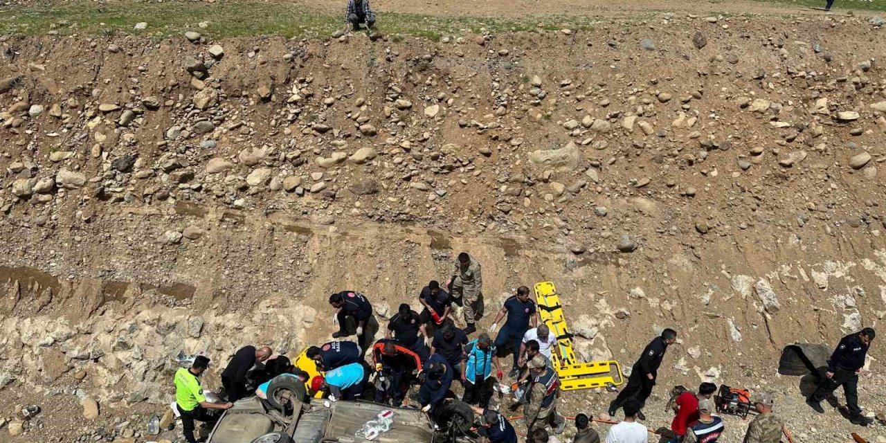 Bingöl’de otomobil dereye uçtu: 7 yaralı