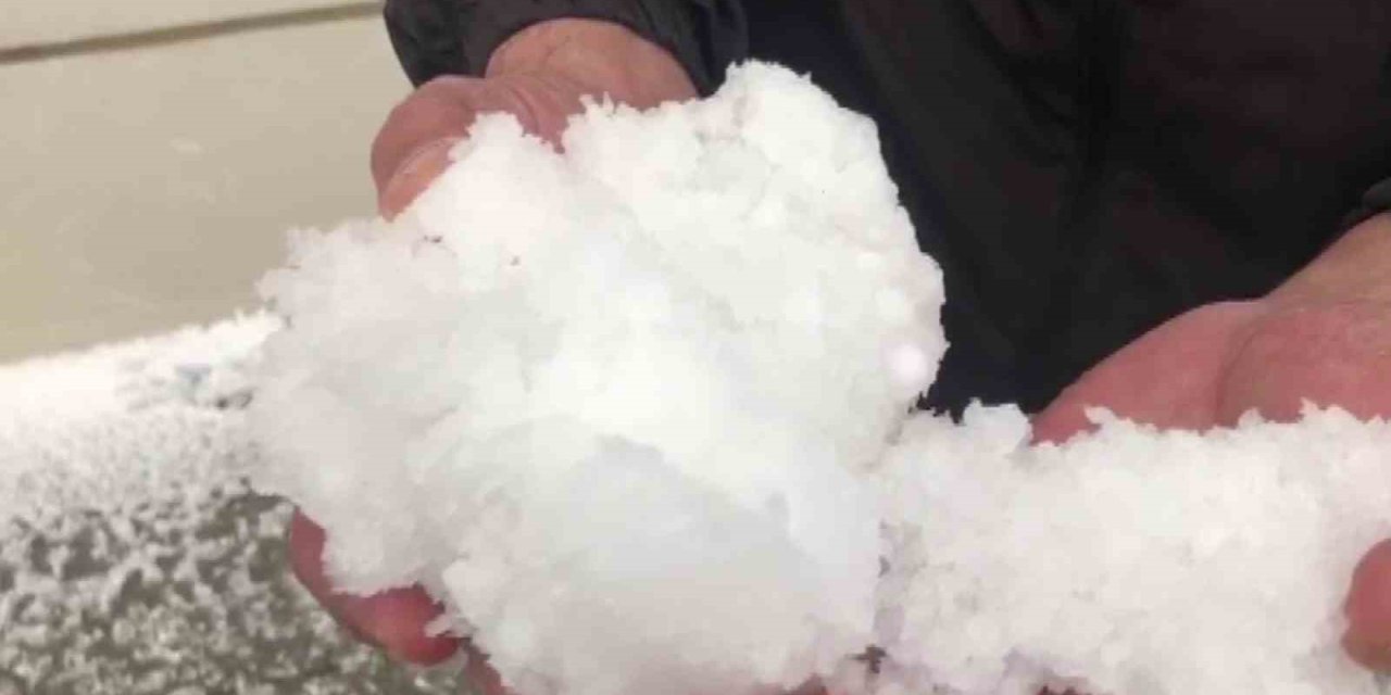 Dolu yağışı Kars’ı beyaza bürüdü