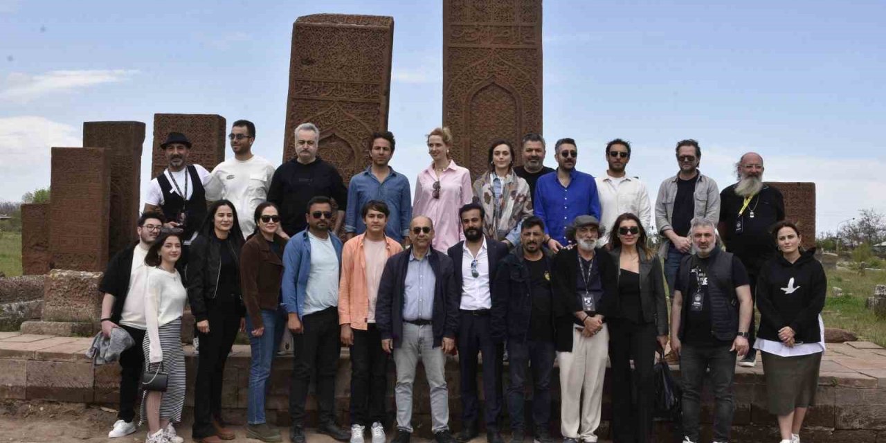 Ahlat’taki tarihi Selçuklu Mezarlığı’na ünlü akını